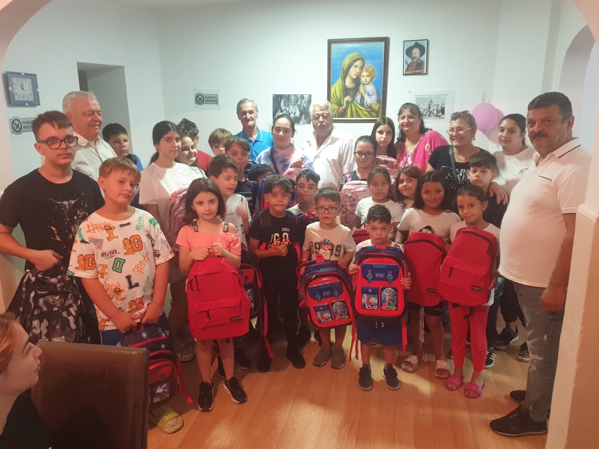 Copii cu ghiozdane noi, alături de voluntari