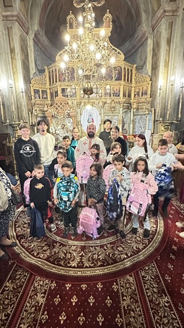 Copii cu ghiozdanele noi pentru școală